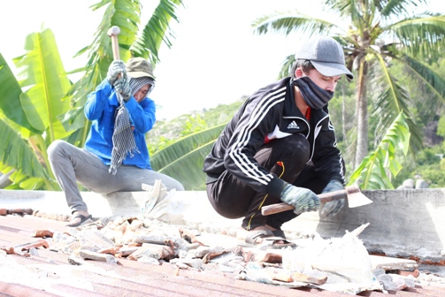Thanh niên tình nguyện tham gia sửa chữa nhà dân trên đảo Nhơn Châu